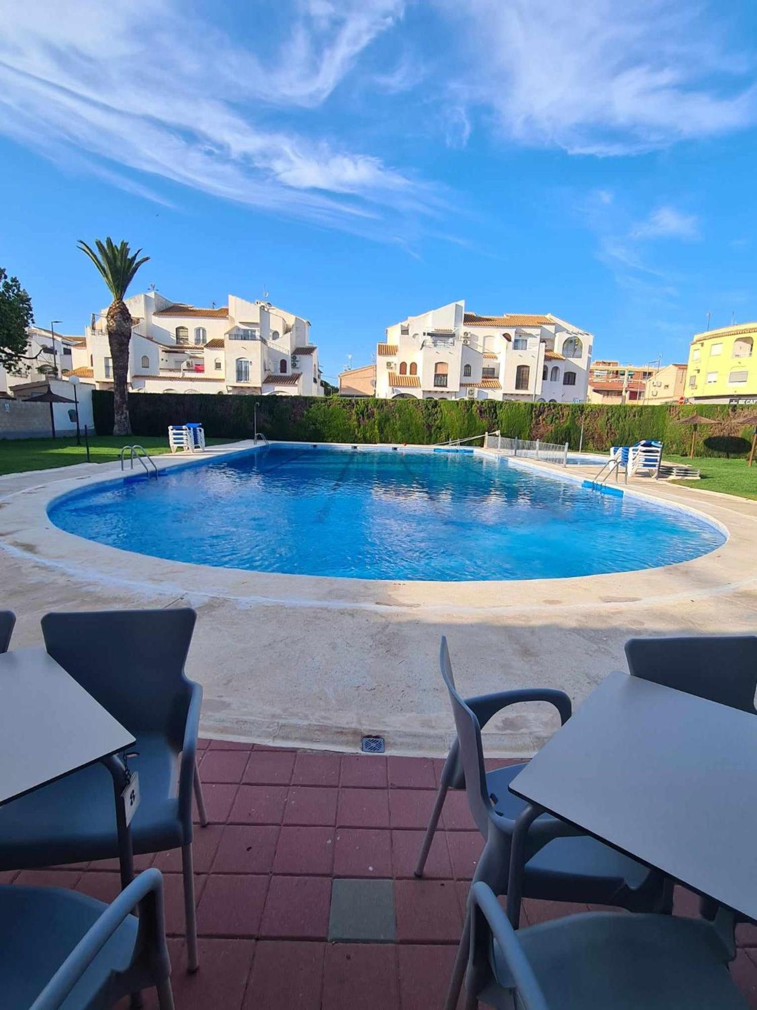 Appartement Alex Bungalow à Torrevieja Extérieur photo